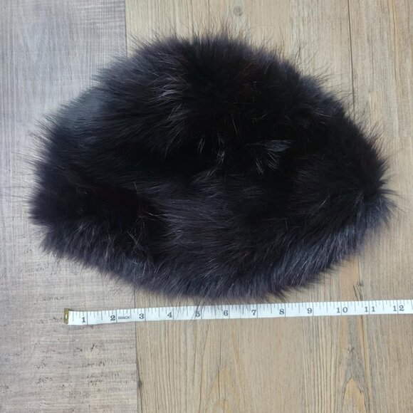 Genuine fur - black vintage hat made by Paul's Furs Montreal - fits small - Picture 2 of 5